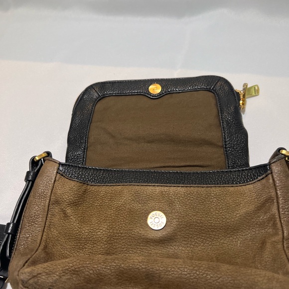 Fossil small crossbody with strap color is black and olive - Picture 6 of 7